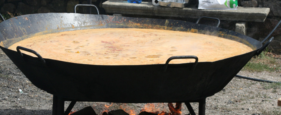 Village fiestas in Sant Feliu de Guixols, the Costa Brava and the rest of Catalonia often feature paella making competitions which you can then taste